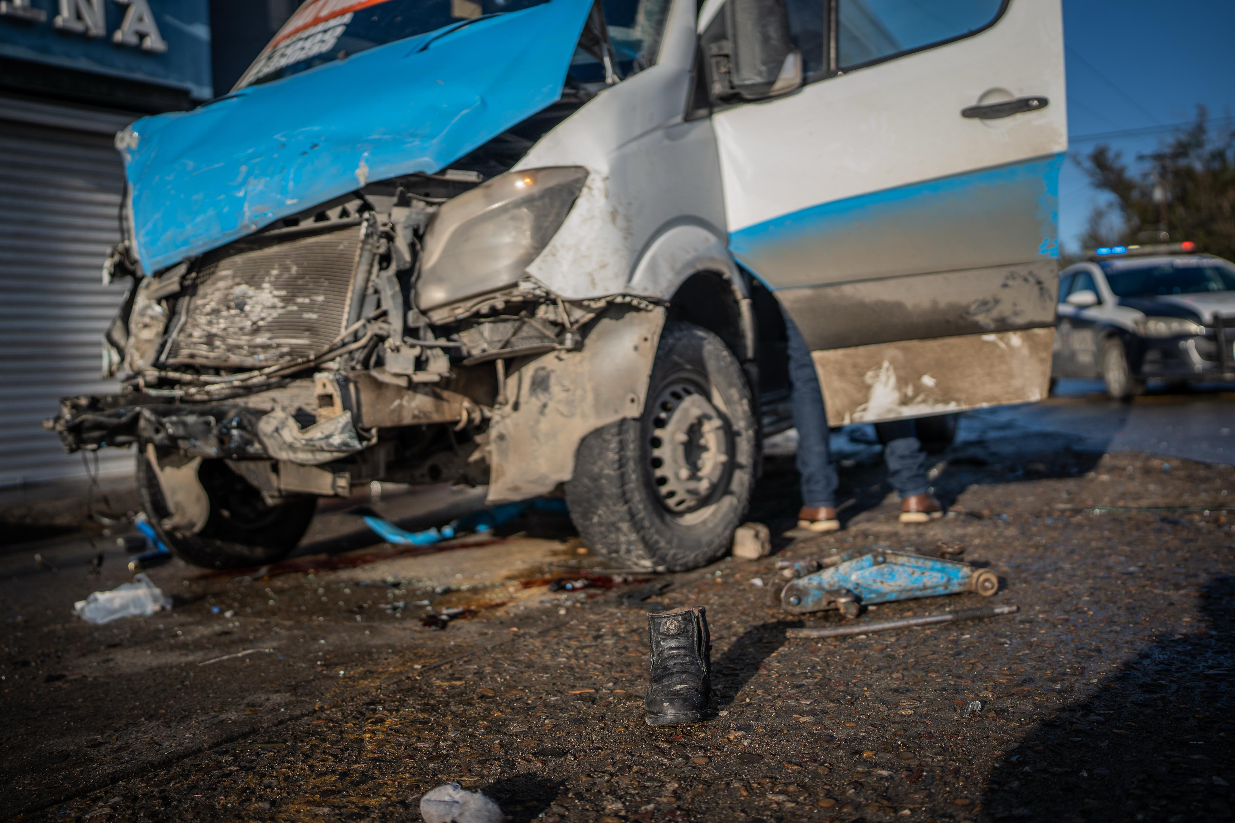 Chocan taxi de ruta y camión de pasajeros; atropellan a un hombre de 50 años: Tijuana