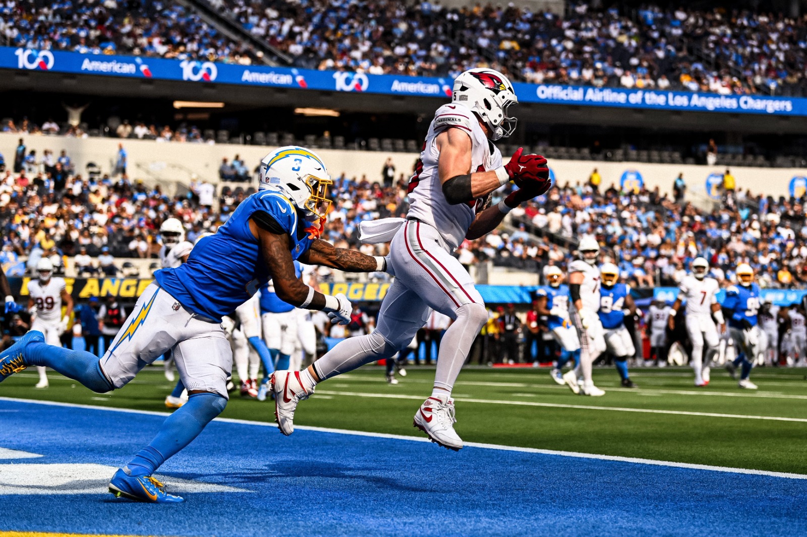 Los Chargers se apagan en casa y Arizona da el primer golpe