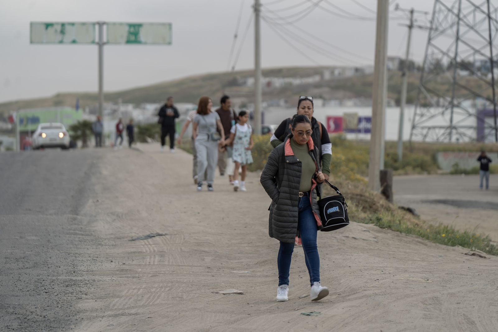 Kilómetros de caminata tras cierre de carretera libre Tijuana-Tecate