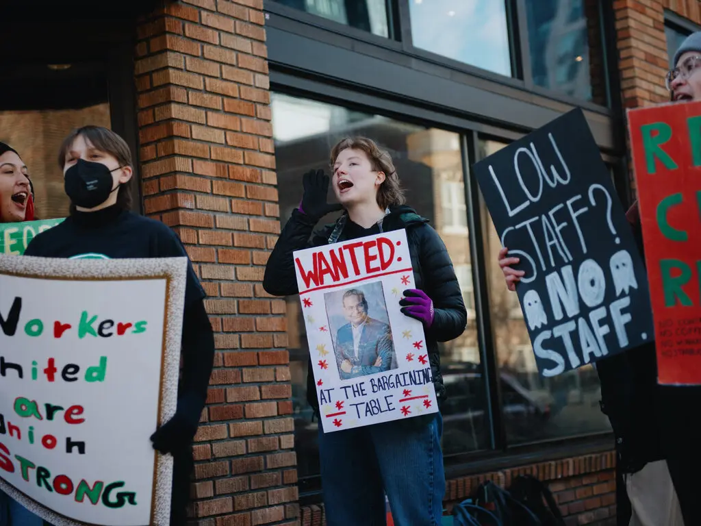 Trabajadores de Starbucks protestando fuera de una sucursal IFOTO: Grant Hinslay para el New York Times