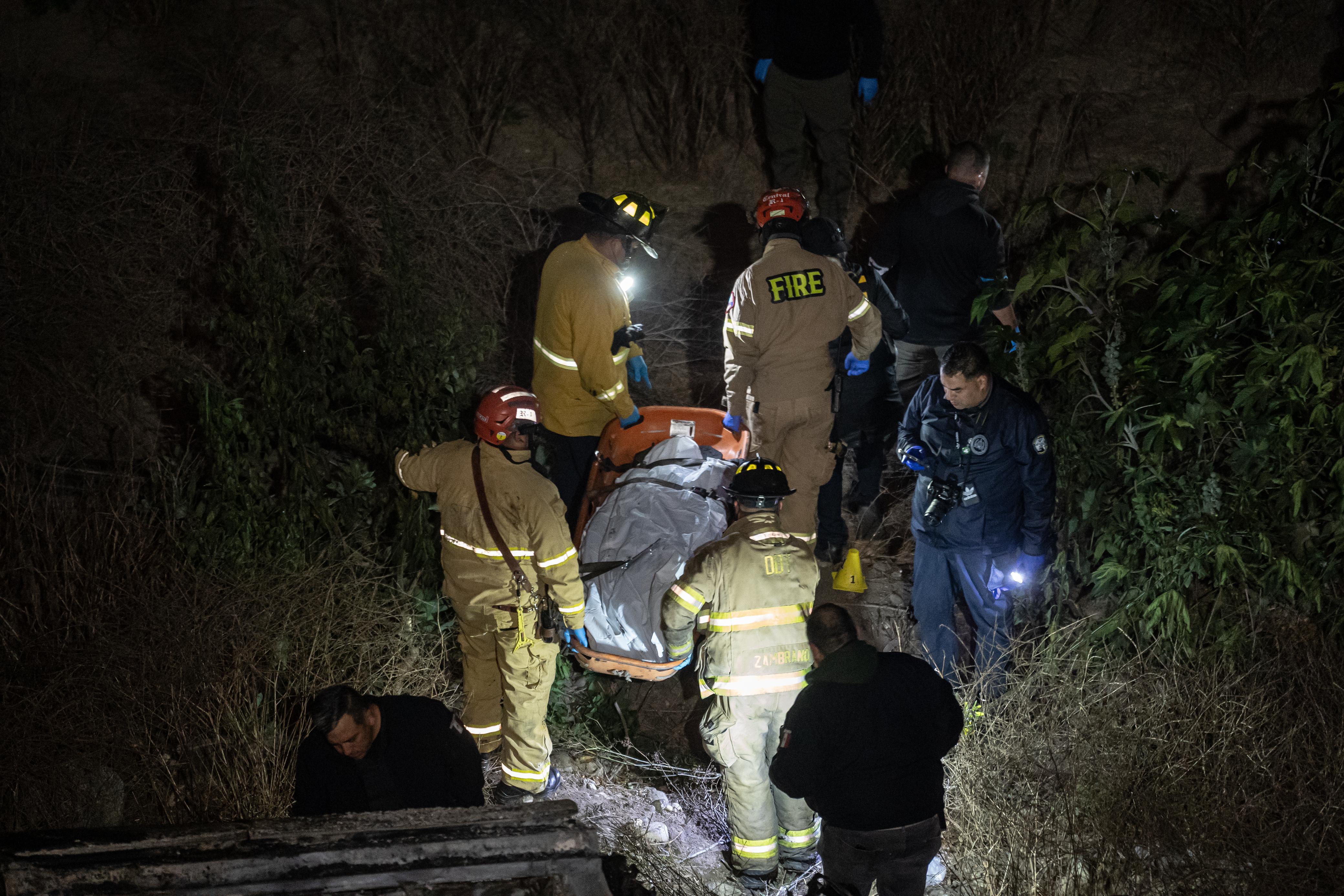 [VIDEO]Tras volcarse hacia un barranco, auto termina en llamas con el conductor a bordo