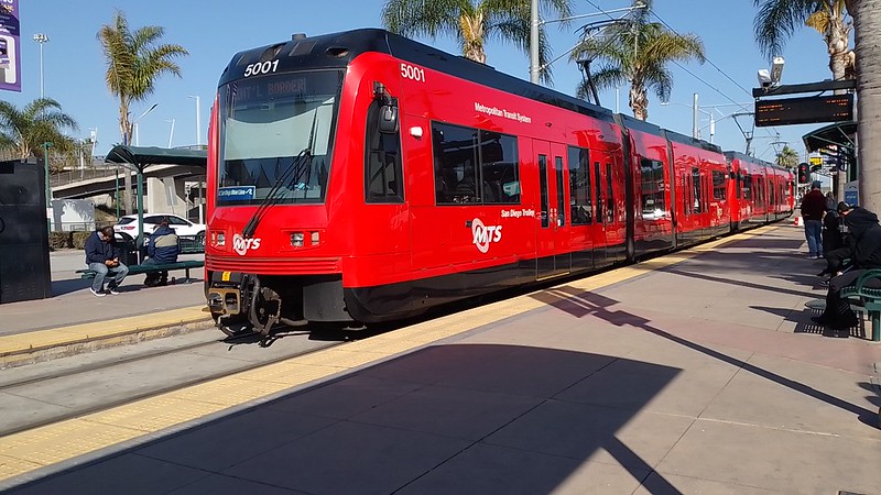 Acuchillan a hombre en el “trolley” mientras dormía: San Diego, CA