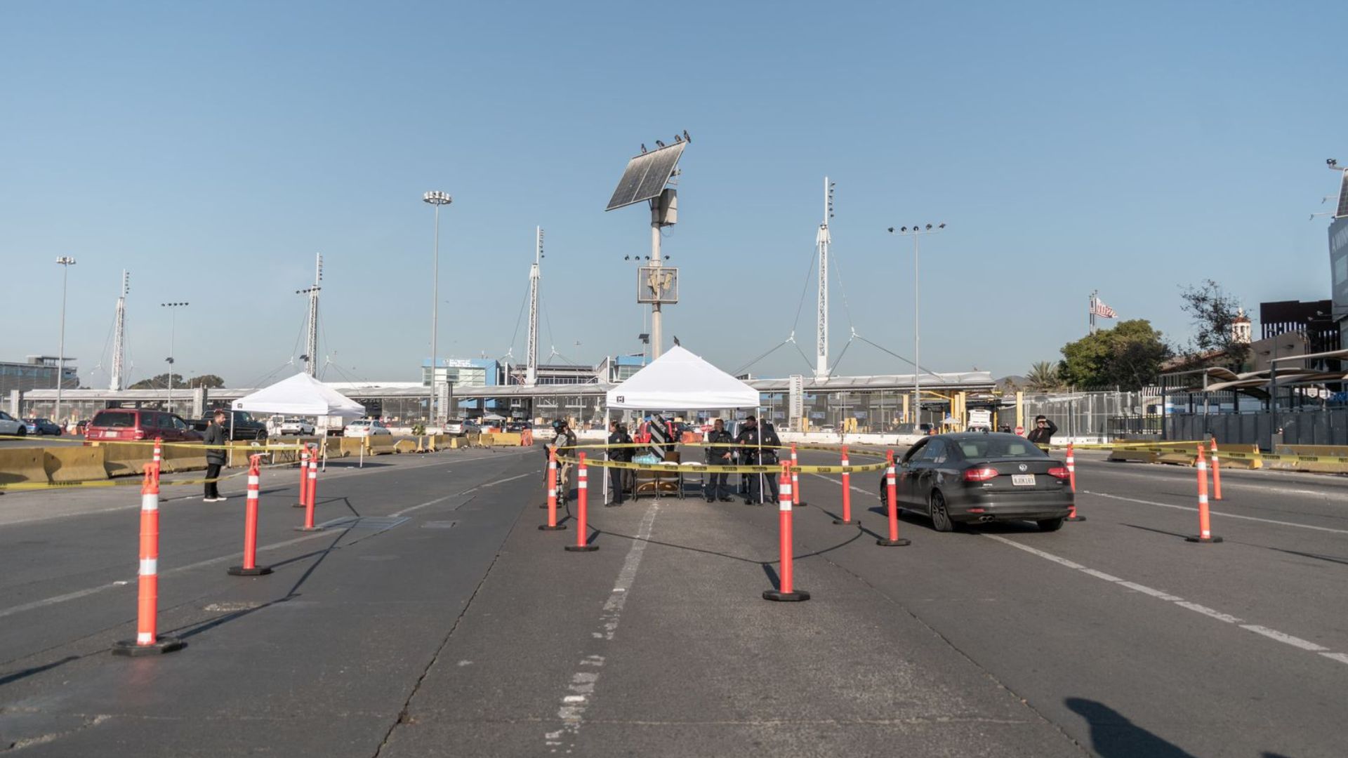 Colocan primer filtro de seguridad en la línea a la Garita de San Ysidro