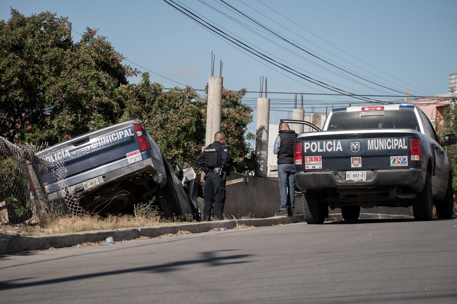 Patrulla se impacta en una casa tras persecución: Tijuana