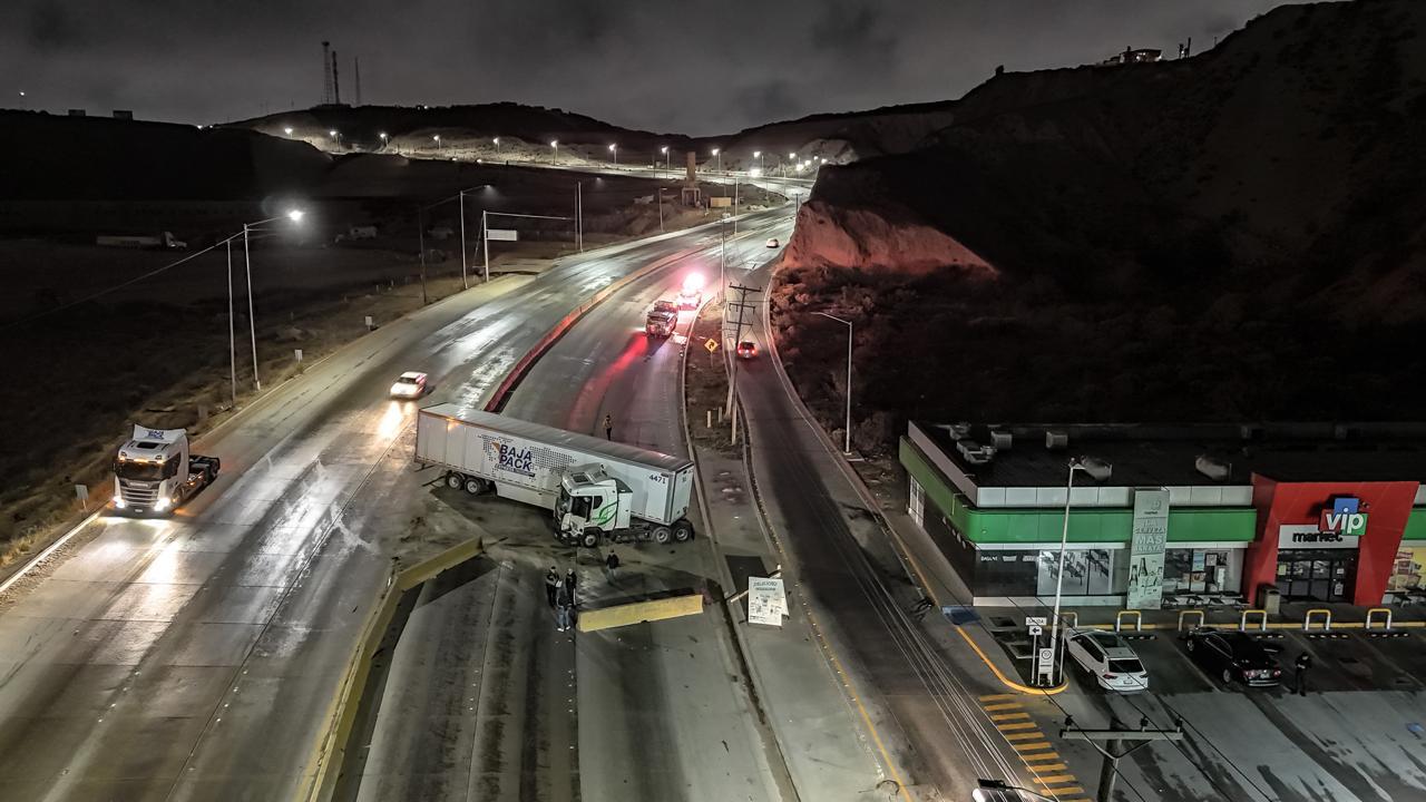 Tráiler pierde el control y obstruye la carretera libre Tijuana-Rosarito