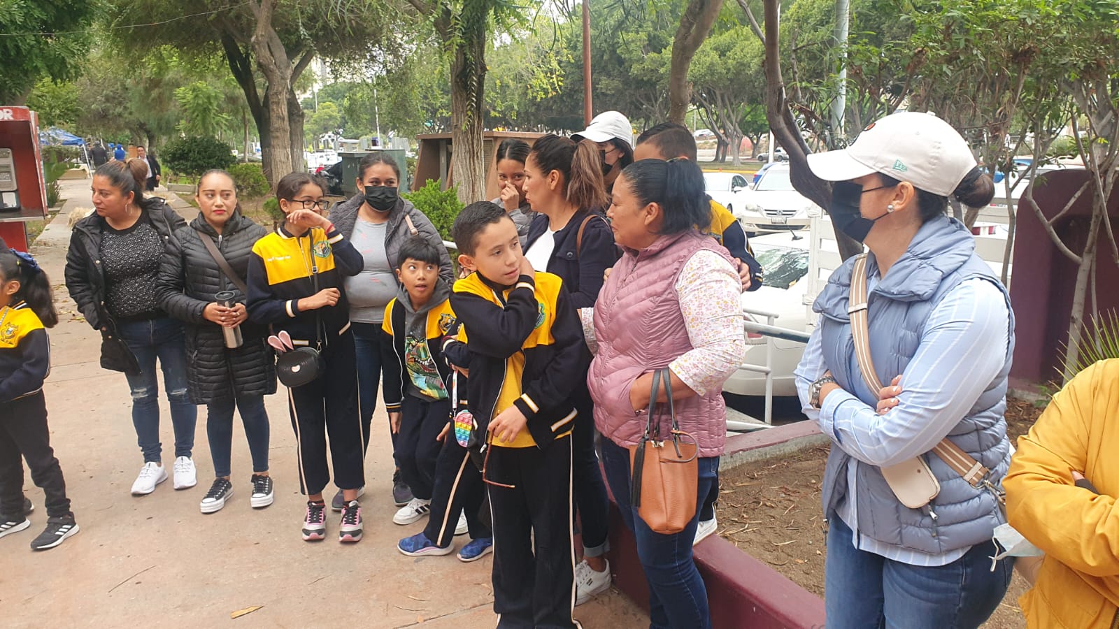 Ahora en Colinas de Agua Caliente, padres toman escuela primaria en protesta