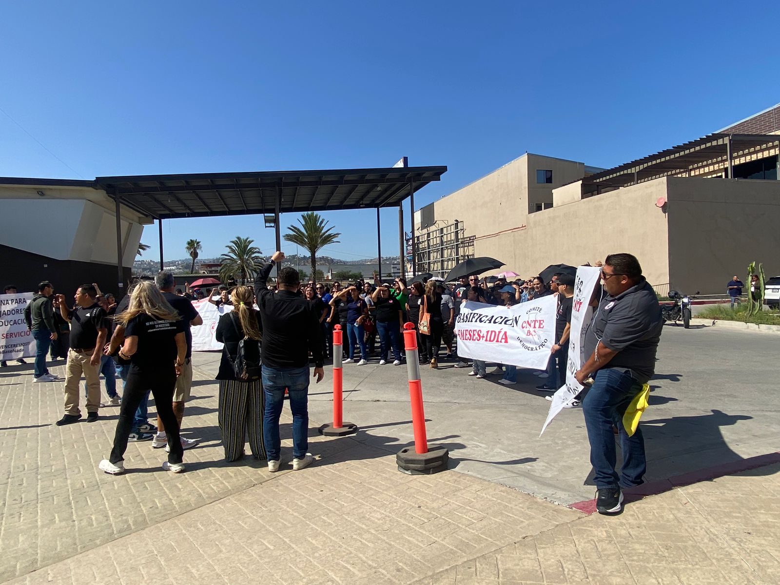 Protestan docentes del SNTE a las afueras del CEART: Tijuana