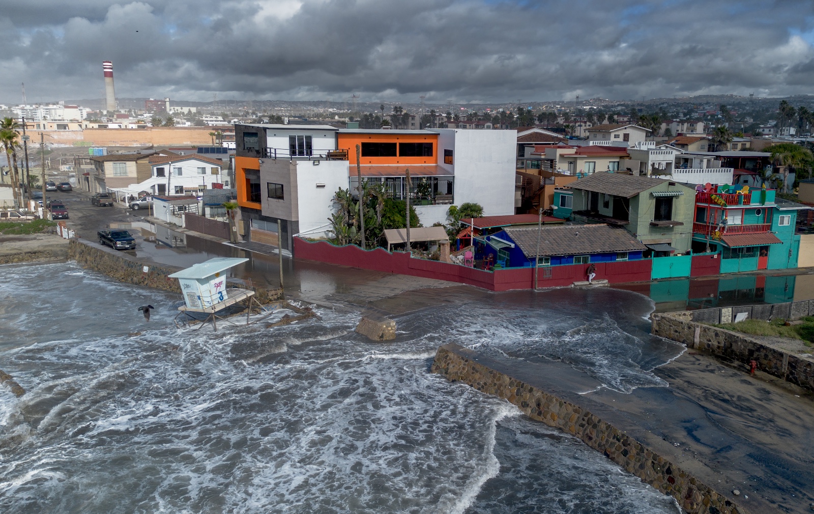 [VÍDEO + GALERÍA] Fuertes oleajes en Rosarito: Residentes presenciaron el impacto de las olas.