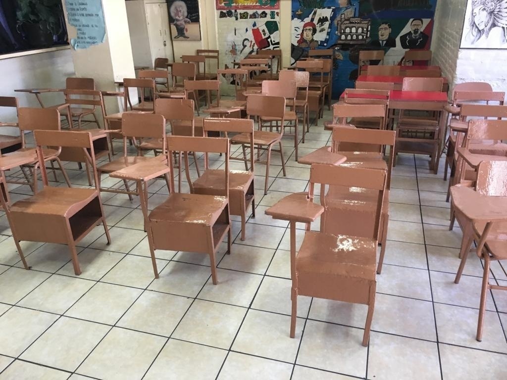 Denuncian a escuelas por condicionar inscripción