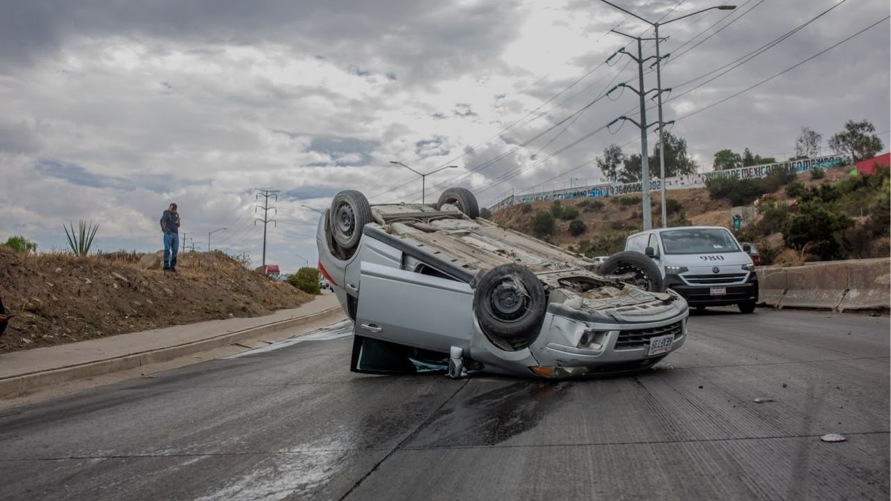 Vuelca auto en curva del bulevar Héctor Terán Terán