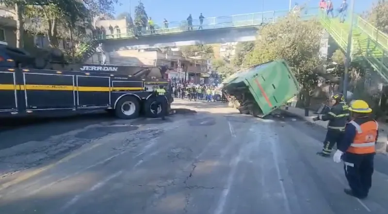 [VIDEOS] Se vuelca camión de transporte público y deja a 32 personas lesionadas: Carretera México-Cuernavaca