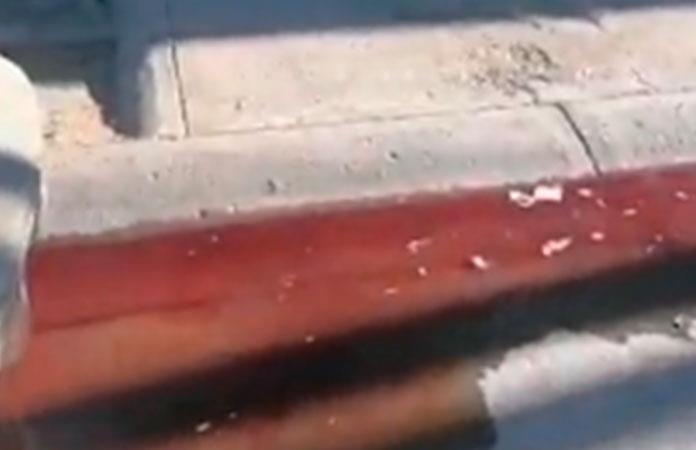 El “río de sangre” pasaba frente a una tienda de autoservicio y una gasolinera, por lo que de inmediato solicitaron la presencia de las autoridades.