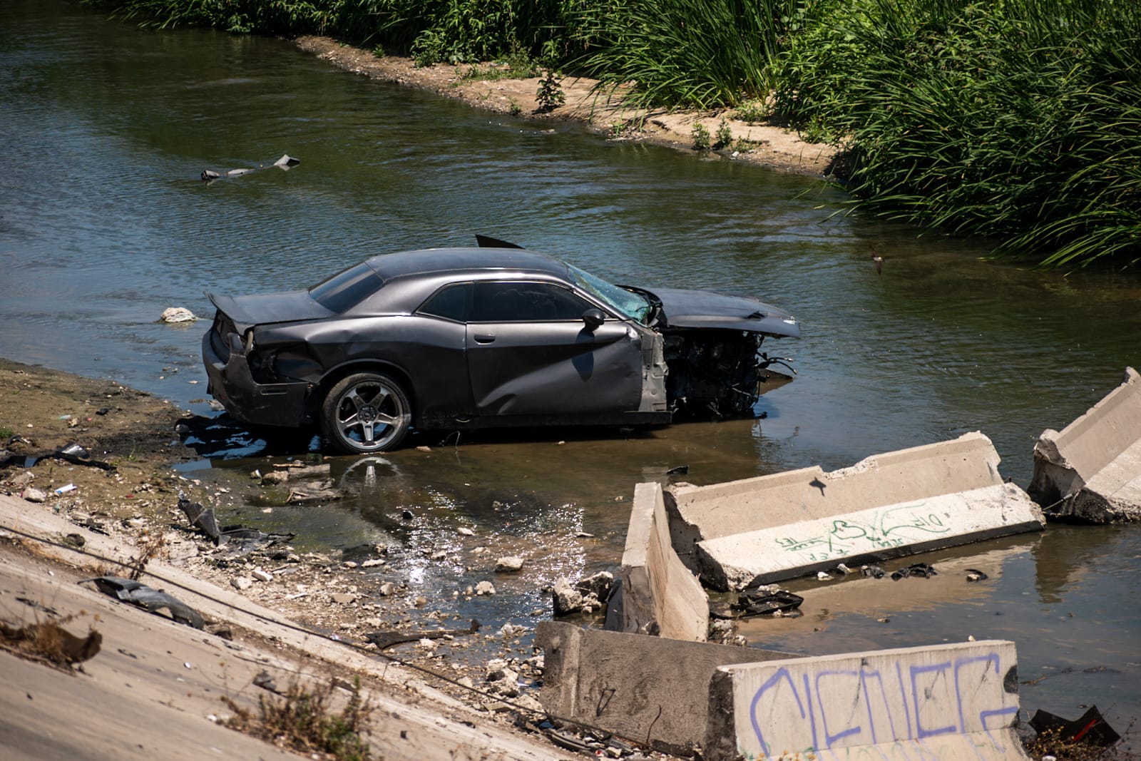 [VIDEO] Choca automóvil y cae a canalización: Tijuana