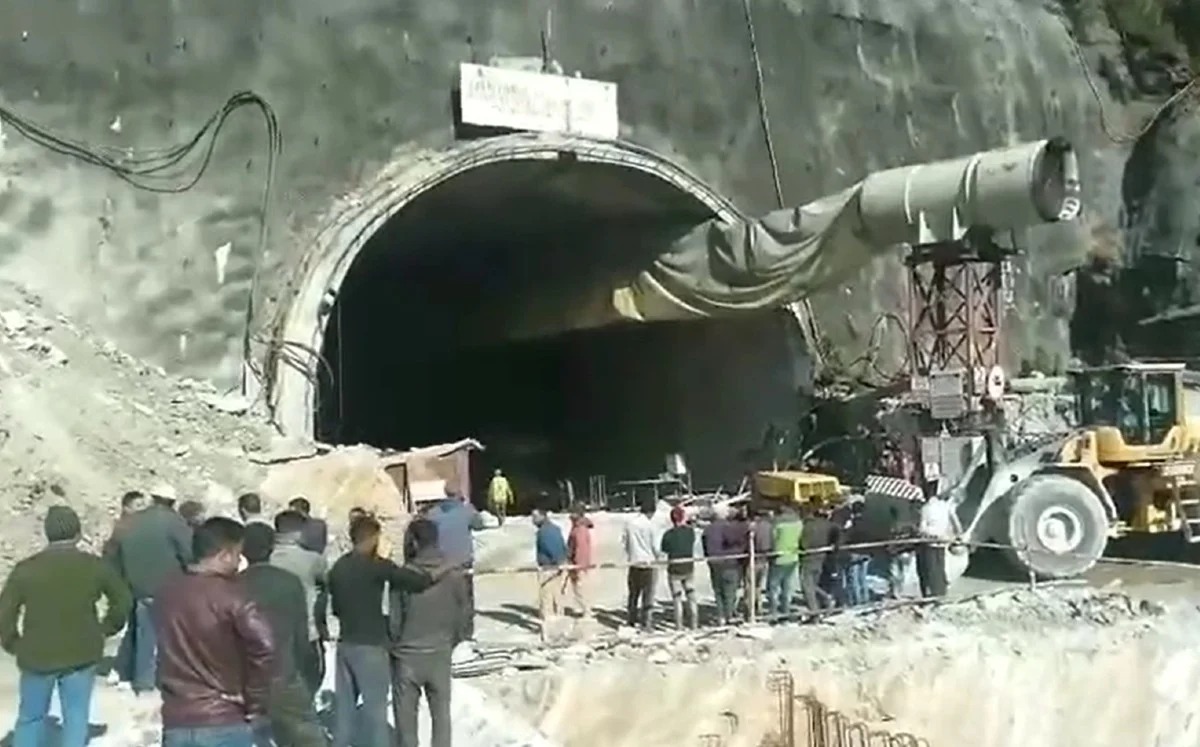 Quedan atrapados obreros tras derrumbe de túnel: India