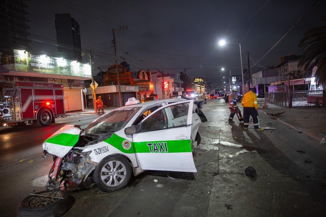 Taxi provoca choque múltiple y deja a una mujer lesionada en Tijuana