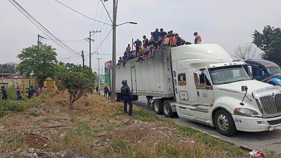 Abandonan a 300 migrantes hacinados en caja de camión