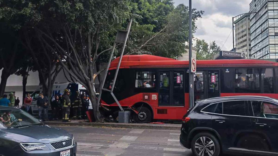 Metrobús de Línea 1 choca y deja 20 heridos