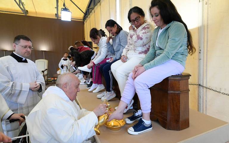 Papa Francisco lava los pies de reclusas en la cárcel de Rebibbia: Roma