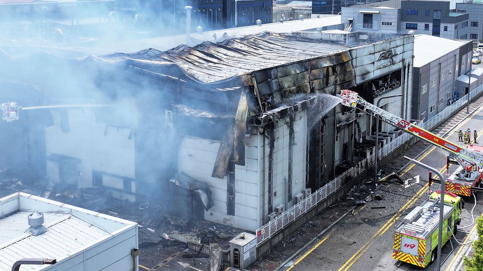 Incendio en fábrica de baterías deja más de 20 muertos: Corea del Sur