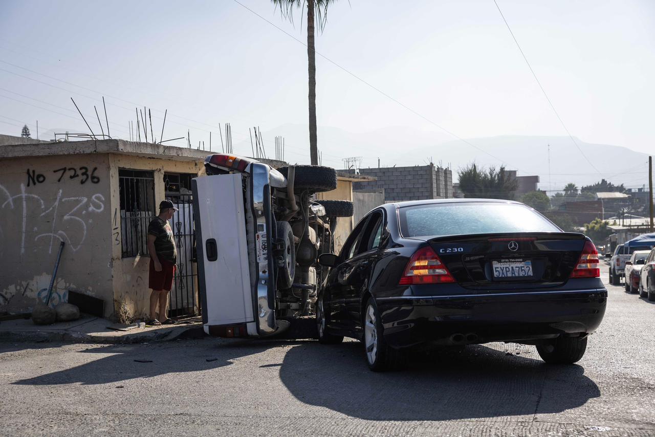 TIJUANA: Choque y volcadura deja tres lesionados en El Pípila