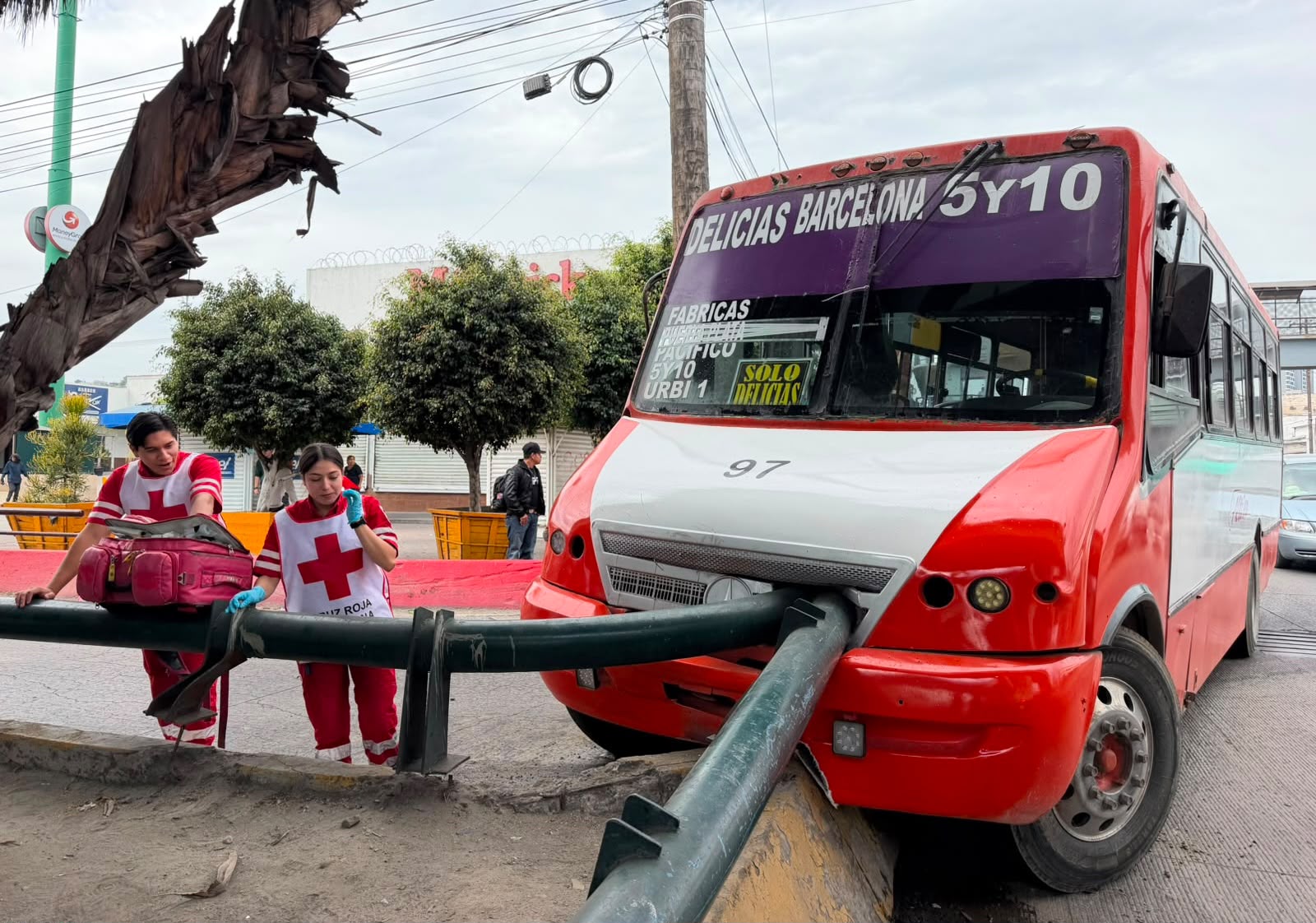 TIJUANA: Camión de Altisa se impacta contra muro en la 5 y 10