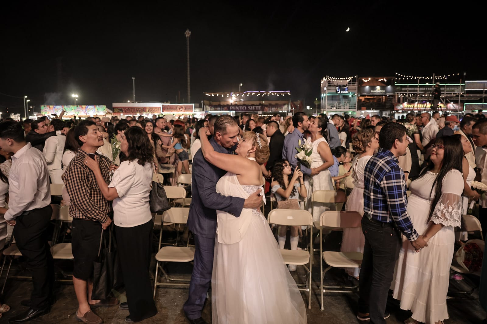 Celebran bodas colectivas en las Fiestas del Sol 2024 en Mexicali