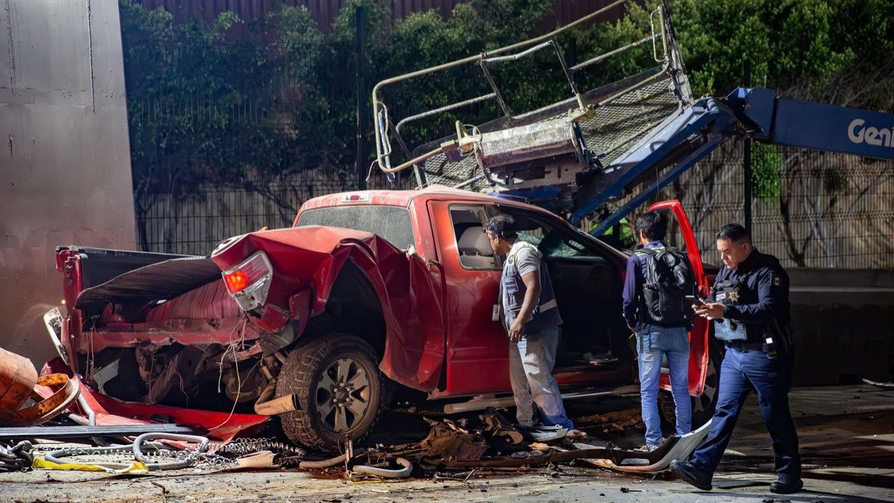 TIJUANA: Conductor choca contra vehículos de mantenimiento en el Viaducto Elevado