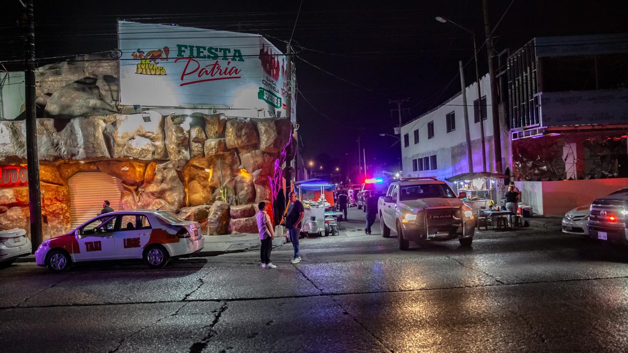 [VIDEO] Two Shot in the parking lot next to La Cueva del Peludo in Tijuana