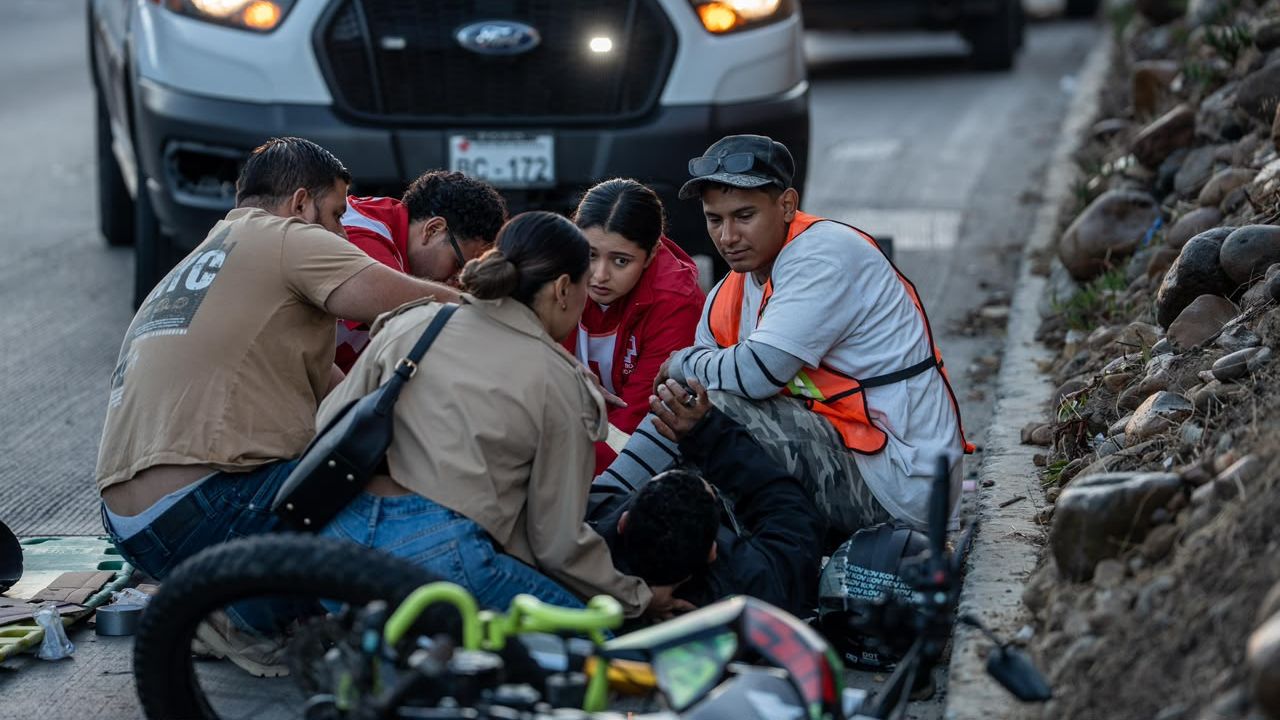 TIJUANA: Derrapa motociclista y resulta con grave lesión en una pierna