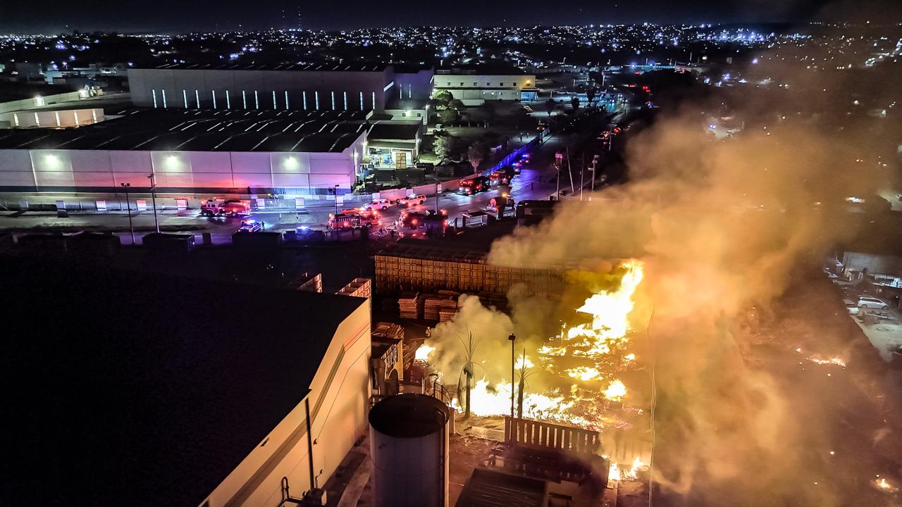 Incendio consume racas de madera en fábrica del Parque Industrial La Joya