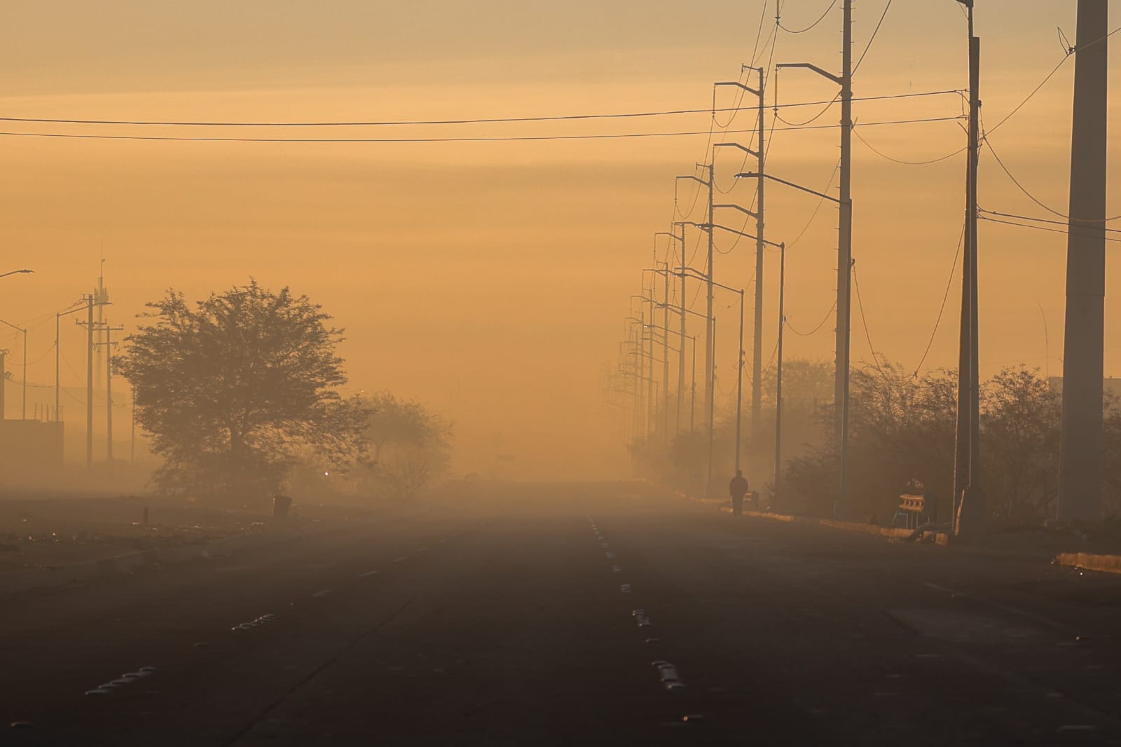 El primer amanecer del 2025 en Mexicali estuvo marcado por un espeso cielo naranjado FOTO: BORDER ZOOM