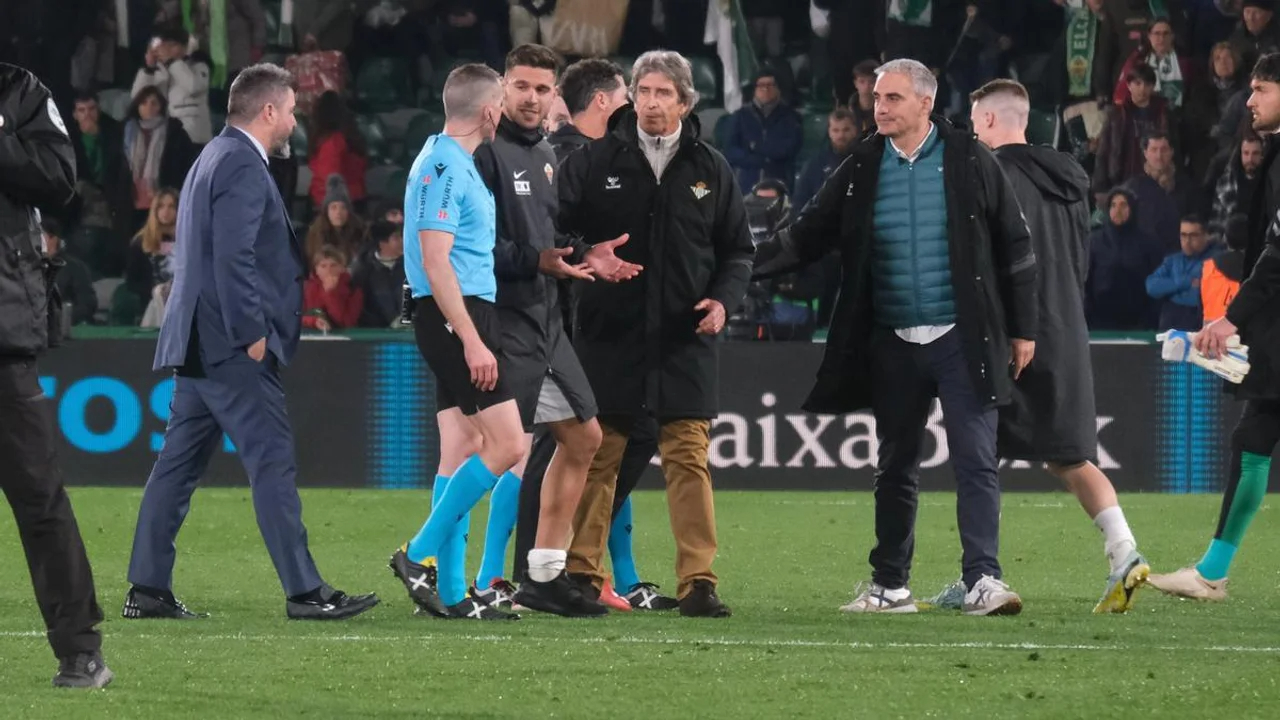 Christian Bragarnik (de traje) saltó a la cancha para reclamarle a los árbitros tras la derrota del Elche vs Betis. (Foto: Especial)