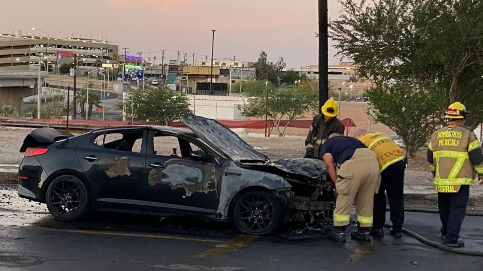 [VIDEO] Se incendia vehículo y el dueño se da a la fuga