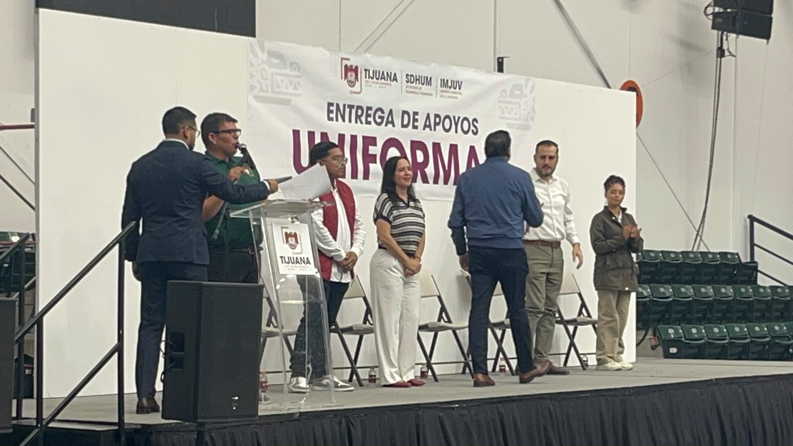 Entrega Ayuntamiento de Tijuana vales de uniforme escolar a 875 estudiantes