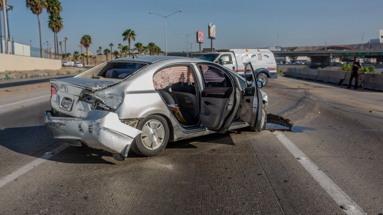 TIJUANA: Camión de valores y auto chocan en Vía Rápida; conductor huye