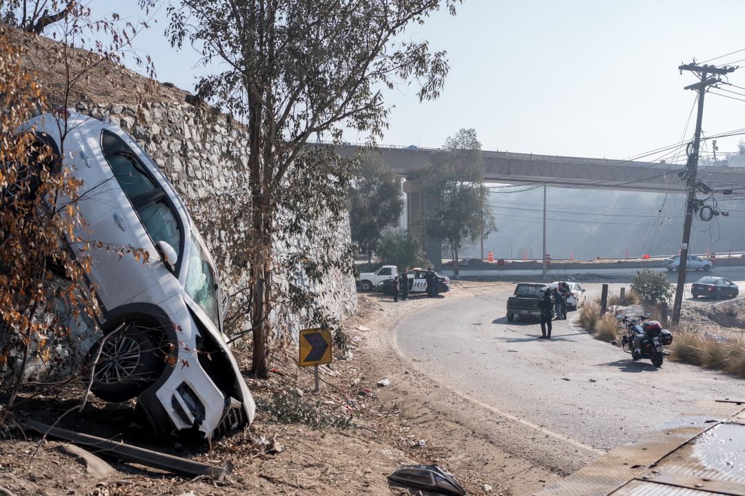 Automóvil cae a barranca en el bulevar Cuauhtémoc Sur de Tijuana