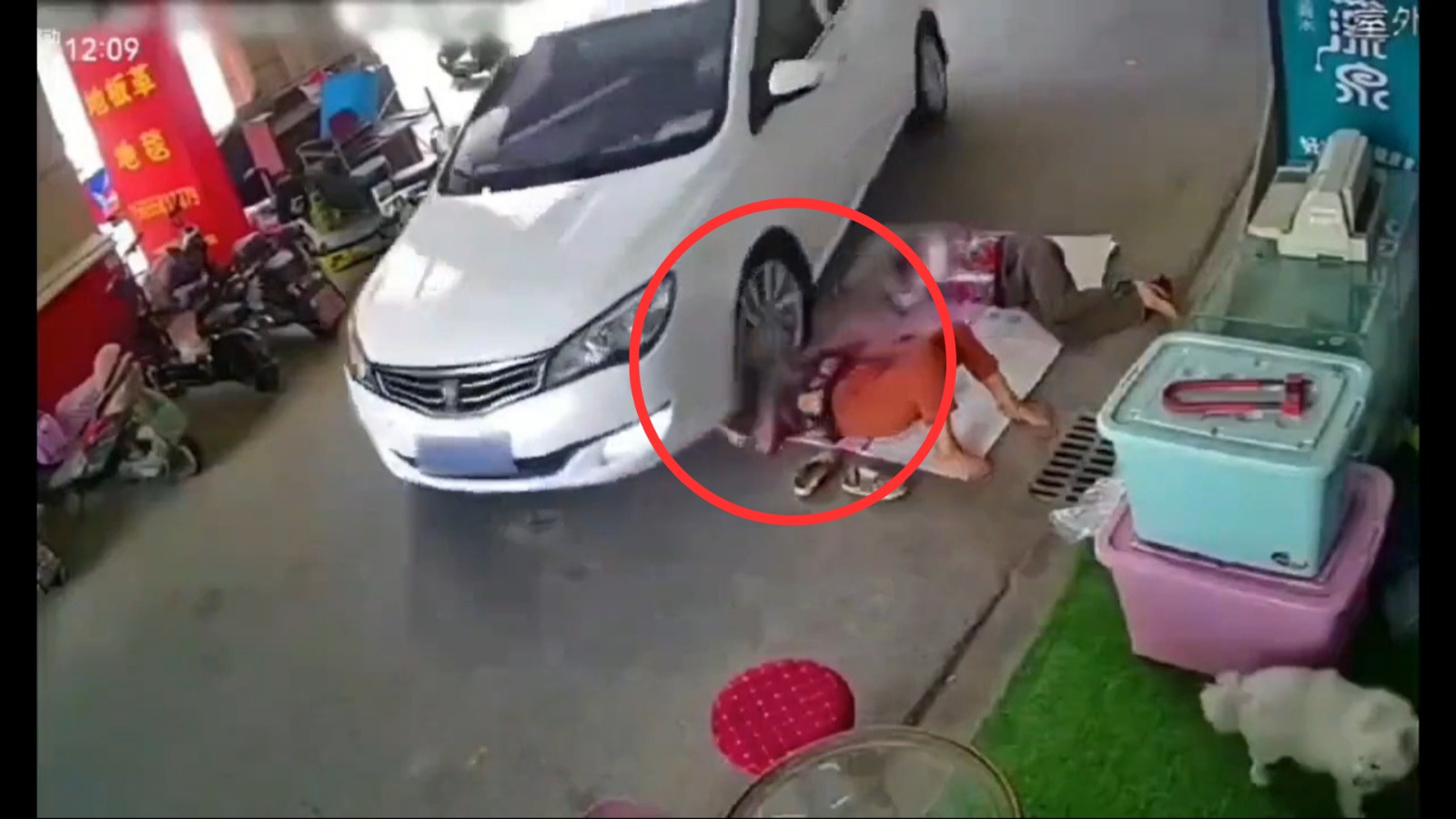[VIDEO SENSIBLE] Mujer dormía en el suelo y le pasan con un carro por encima