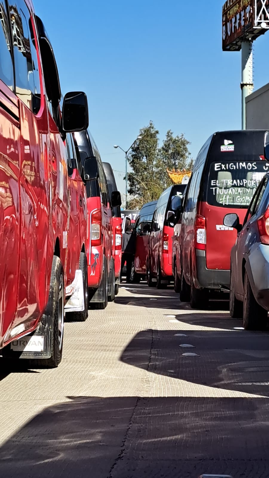 [VIDEO Y FOTOS] Taxis Rojo y Negro: Amenazas y caos