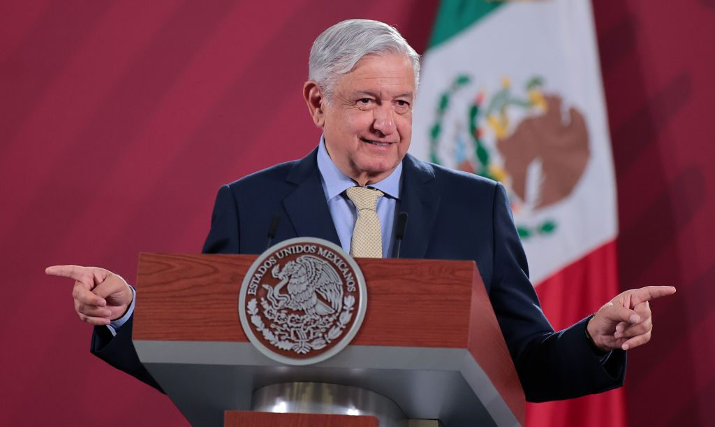 Justifica AMLO apagones por condiciones climáticas