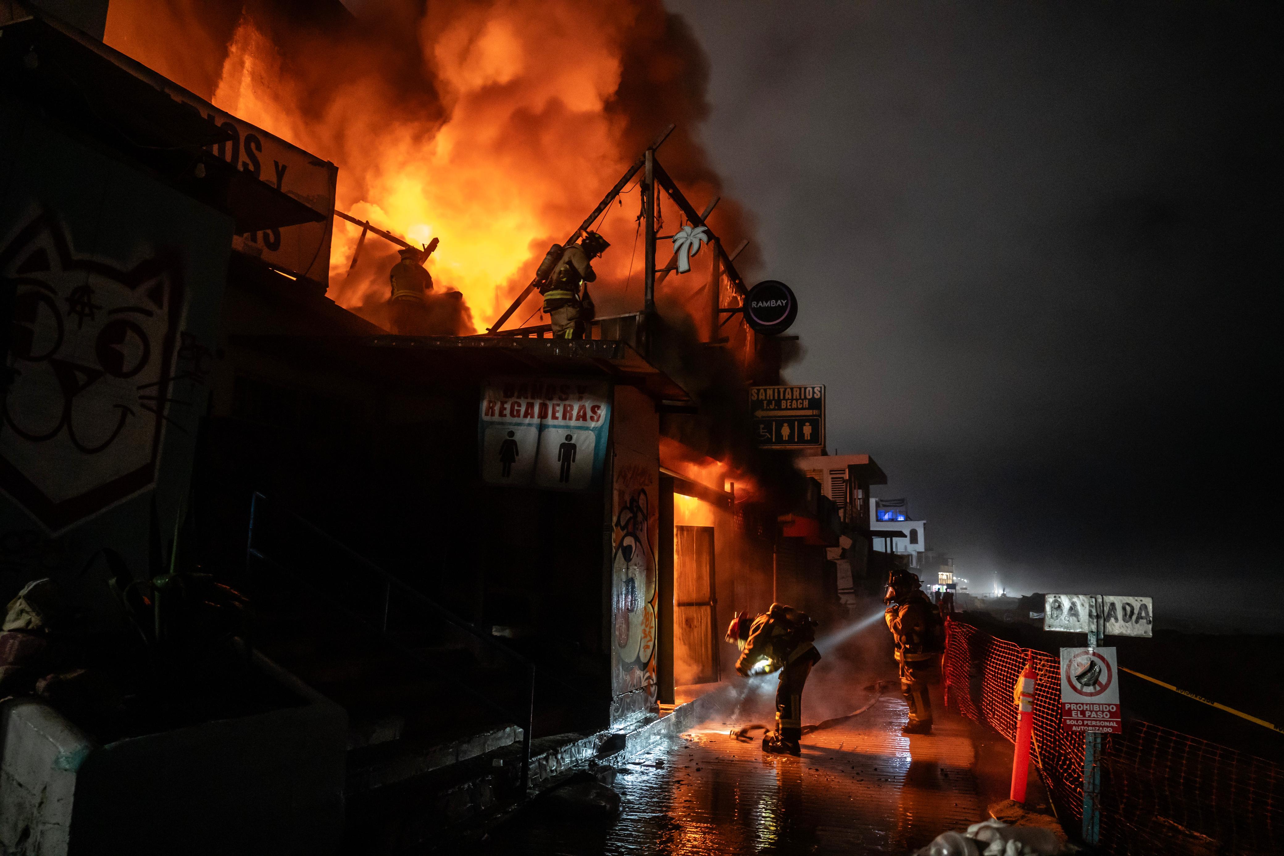 Consume incendio un restaurante y OXXO en el malecón