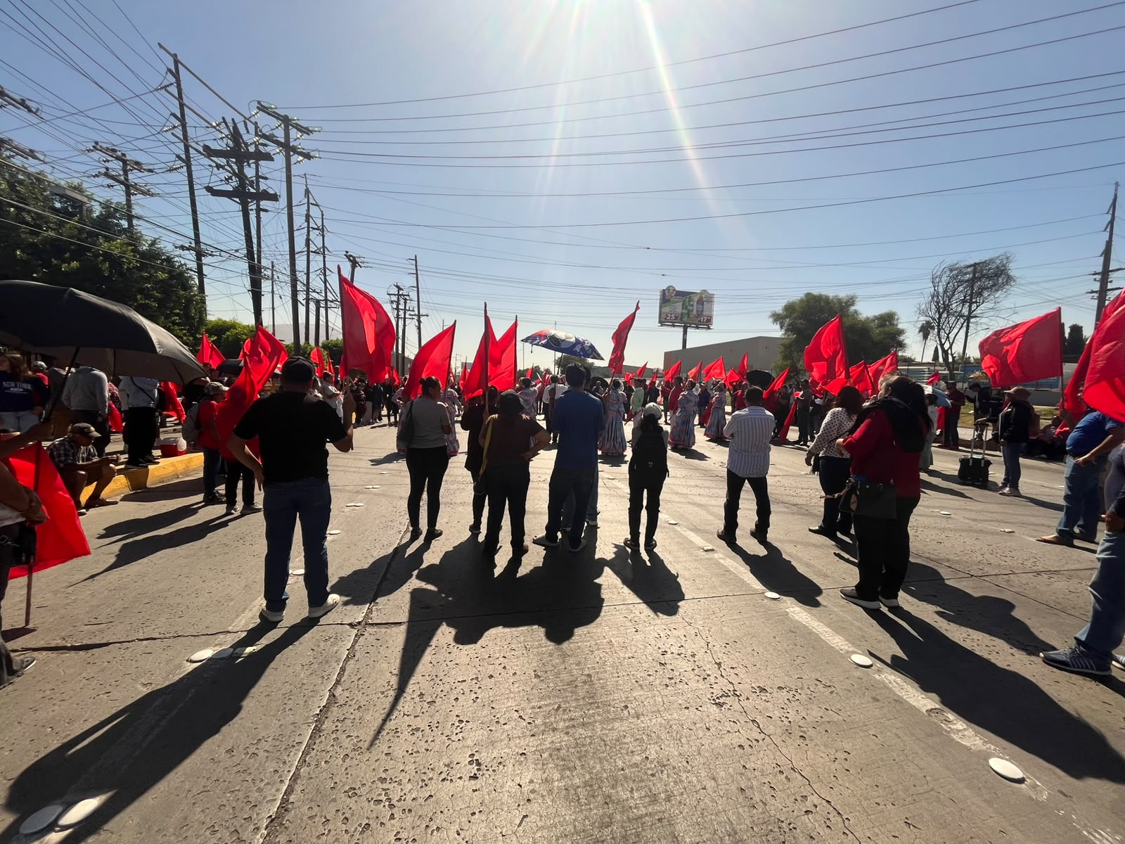 Integrantes de Antorcha Campesina bloquean bulevar Benítez en Tijuana por rezago de la CFE