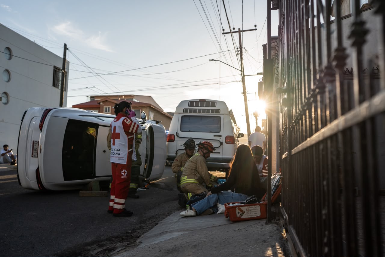 Vehículo de plataforma termina volcado en Playas de Tijuana