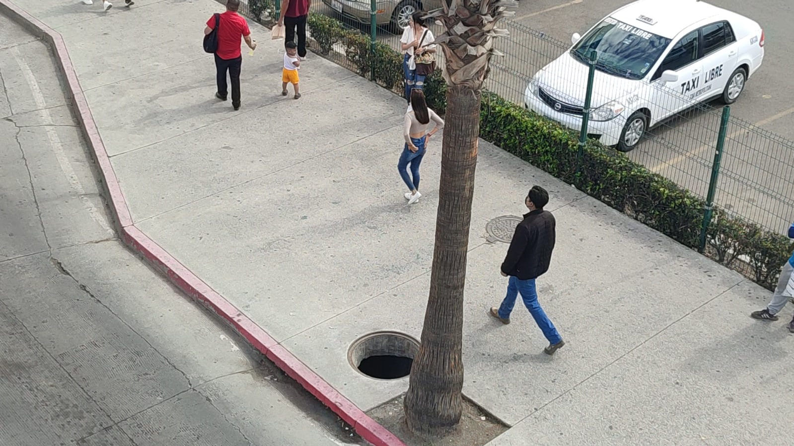 [VÍDEO] Sin señales de precaución por alcantarilla abierta: Macroplaza