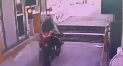 [VIDEO] Motociclistas evaden caseta de cobro y sufren accidente: Tlalpan