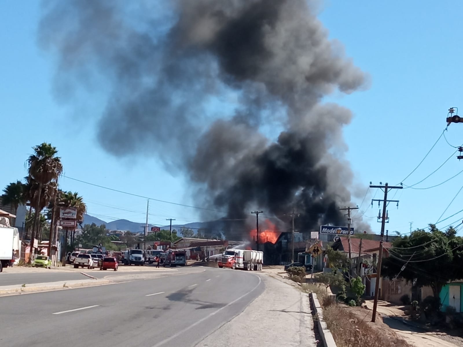 Ensenada: Incendio se sale de control en carretera a Ojos Negros