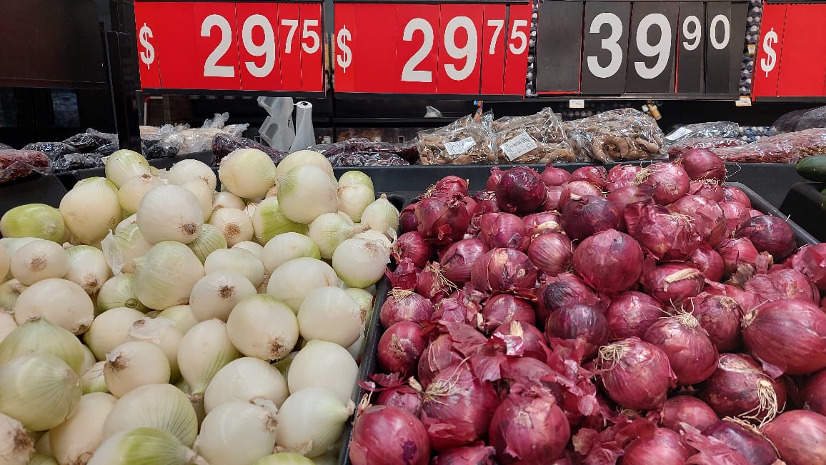 Los productores están desesperados por la caída en el precio del producto, ya que mientras en los mercados se oferta entre 30 y 55 pesos, la blanca y la morada respectivamente, el kilogramo a ellos se las reciben en dos pesos en campo.