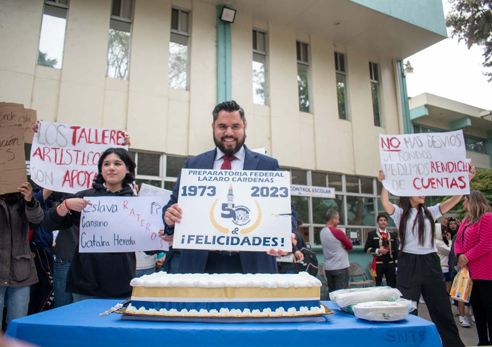 Se manifiestan alumnos de la preparatoria Lázaro Cárdenas