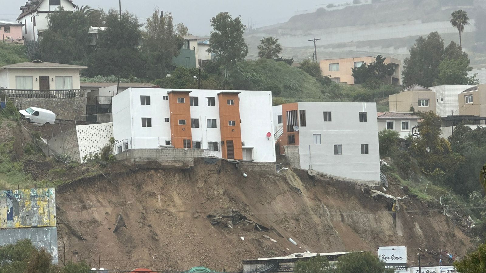 [VIDEO] Comienza a llover en Tijuana y deslave resiste