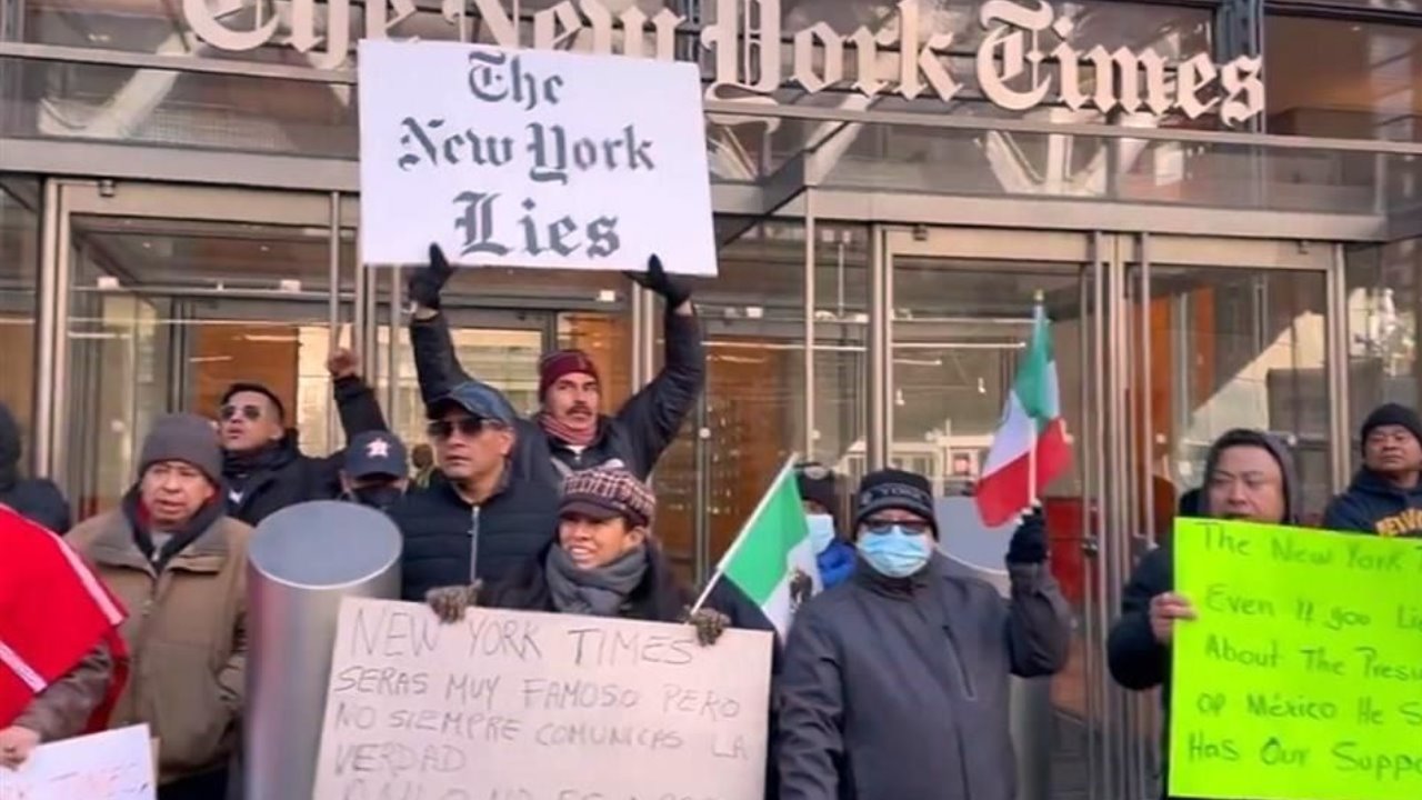 Se manifiestan simpatizantes de AMLO afuera de NYT: Nueva York