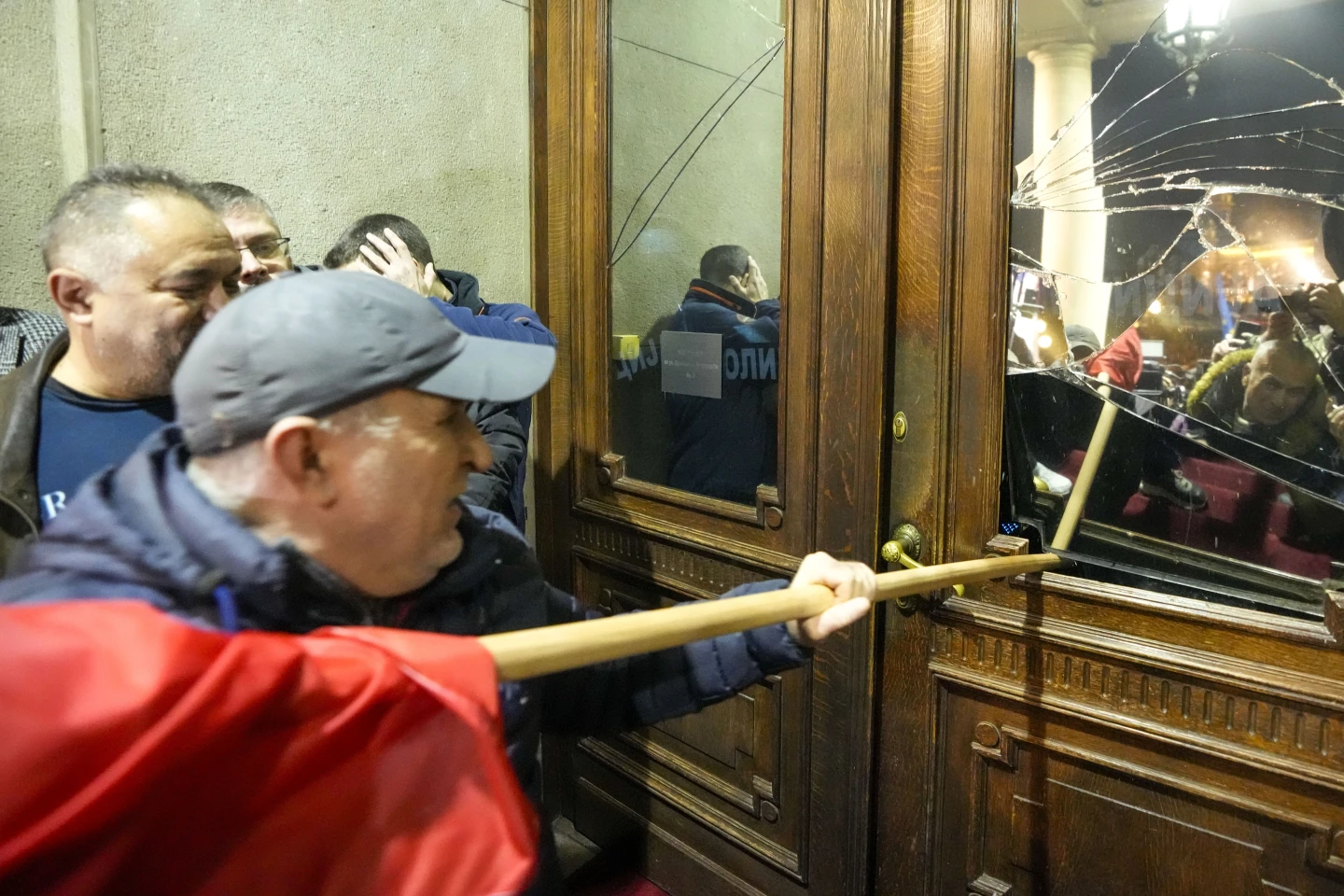 Protestantes intentando irrumpir en el Ayuntamiento de Belgrado, en Serbia, este domingo IFOTO: Darko Vojinovic/AP